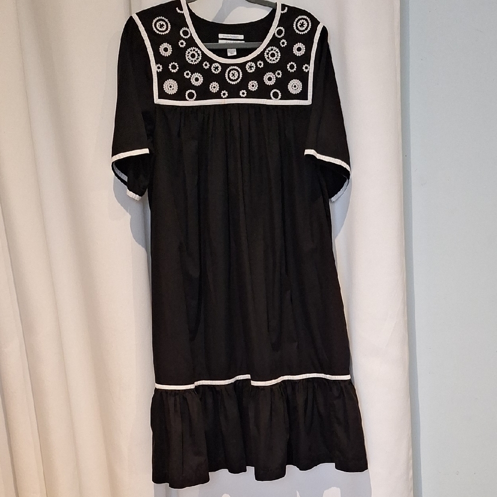 Go Softly Patio Wrinkle Resistant Black and White  Dress Size L